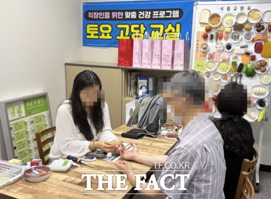 전남광주시 광산구가 시민 혈당을 체크하고 있다. /광산구