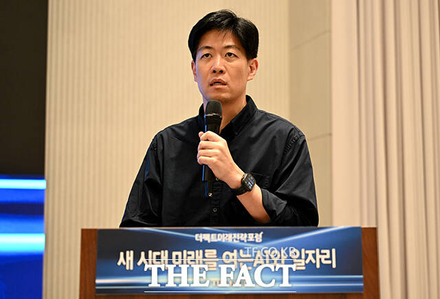 이준 웍스피어 사업운영부문 전무가 25일 오후 서울 마포구 중소기업DMC타워에서 열린 '제2회 더팩트미래전략포럼'에 참석해 'AI로 재편되는 채용 패러다임'을 주제로 특별 강연을 하고 있다. /박상민 기자
