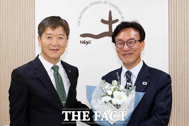 김민석 더불어민주당 대표가 25일 오후 서울 종로구 한국기독교회관을 찾아 한국기독교교회협의회 박승렬 총무(왼쪽)와 대화하고 있다. /국회사진기자단