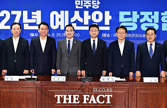 당정협의에 앞서 기념사진 촬영하는 이광재 예결위원장과 박홍근 기획예산처 장관, 한병도 더불어민주당 원내대표, 권칠승 정책위의장(왼쪽 두번째부터).