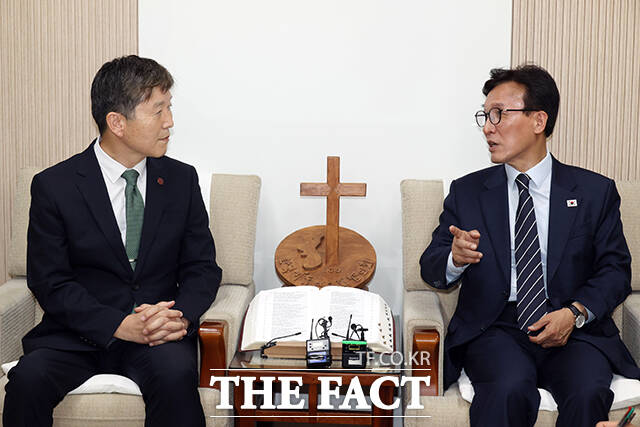 김민석 더불어민주당 대표가 25일 오후 서울 종로구 한국기독교회관을 찾아 한국기독교교회협의회 박승렬 총무(왼쪽)와 대화하고 있다. /국회사진기자단