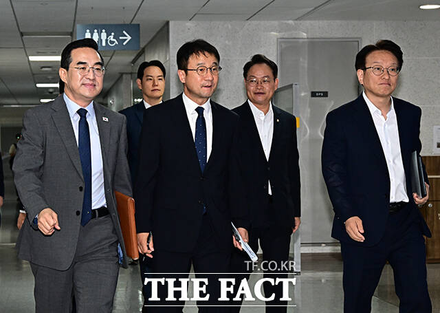 2027년 예산안 당정협의 참석하는 박홍근 기획예산처 장관과 한병도 더불어민주당 원내대표, 권칠승 정책위의장(왼쪽부터).