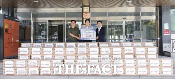 대덕아스콘환경이 추석을 맞아 25일 대전시 대덕구 저소득 1인 가구를 위한 라면 100상자(300만 원 상당)를 기탁했다. 사진 왼쪽부터 조문철 대덕아스콘환경(주) 관리부장, 홍경덕 대덕아스콘환경(주) 대표, 김찬술 대덕구청장. /대덕구