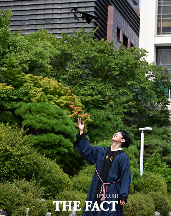 25일 오전 서울 종로구 성균관대학교에서 열린 '2026년 여름 학위수여식'에서 졸업생들이 졸업을 축하하며 학사모를 던지고 있다. /박헌우 기자