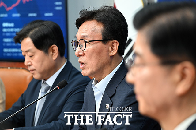 대통합추진단 1차 회의에서 모두발언 하는 김민석 대표(가운데).