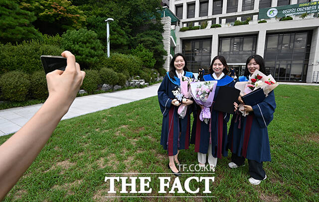 25일 오전 서울 종로구 성균관대학교에서 열린 '2026년 여름 학위수여식'에서 졸업생들이 졸업을 축하하며 학사모를 던지고 있다. /박헌우 기자