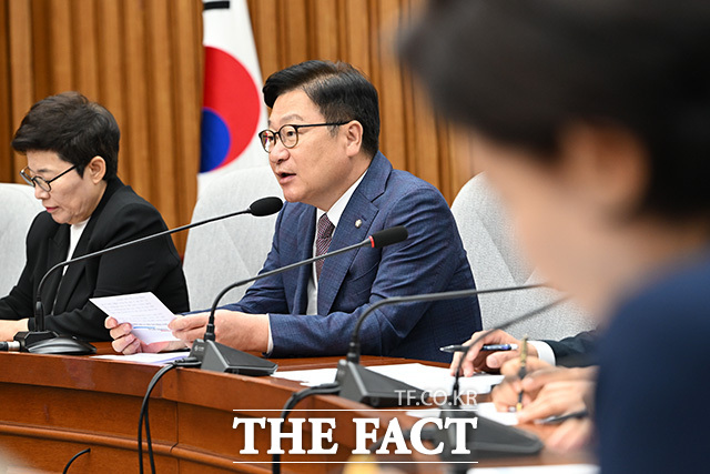 원내대책회의에서 발언하는 정 원내대표(가운데).