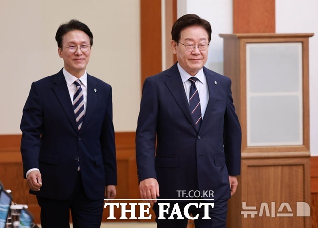 이재명 대통령은 25일 당정청은 공동운명공동체이고 한 몸이라며 더불어민주당 없이 정권이 있을 수 없다고 말했다. 왼쪽은 김민석 민주당 대표. /뉴시스