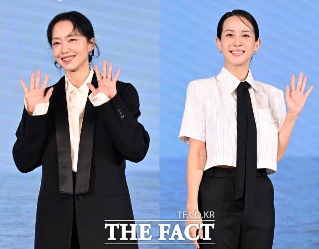 배우 전도연(왼쪽)과 조여정이 25일 서울 마포구 호텔 나루 서울 엠갤러리에서 열린 넷플릭스 영화 '가능한 사랑' 제작보고회에 참석해 포즈를 취하고 있다. /이새롬 기자