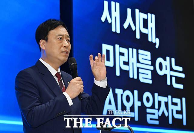 정성국 국민의힘 의원이 25일 오후 서울 마포구 중소기업DMC타워에서 열린 '제2회 더팩트 미래전략포럼'에 참석해 축사를 하고 있다. /박헌우 기자