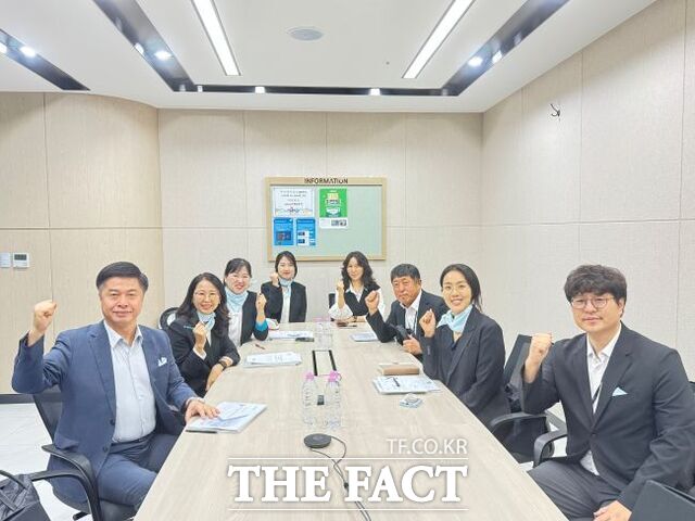 24일 서울역 공항철도 회의실에서 열린 제18회 세계도로협회(PIARC) 동계도로대회 유치희망도시 선정 평가 발표에 앞서 선은임 수원시 안전교통국장(왼쪽 2번째)과 수원시 관계자들이 함께 의지를 다지고 있다. /수원시