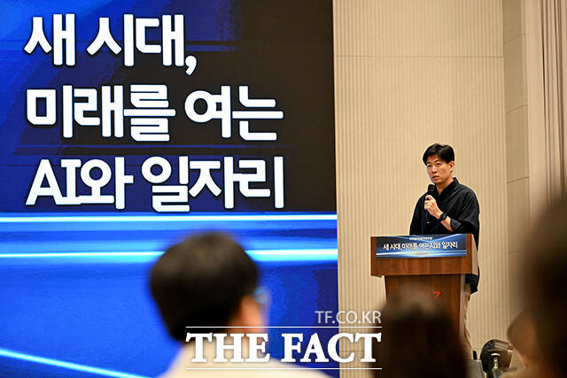 이준 웍스피어 사업운영부문 전무가 25일 오후 서울 마포구 중소기업DMC타워에서 열린 '제2회 더팩트미래전략포럼'에 참석해 'AI로 재편되는 채용 패러다임'을 주제로 특별 강연을 하고 있다. /박상민 기자
