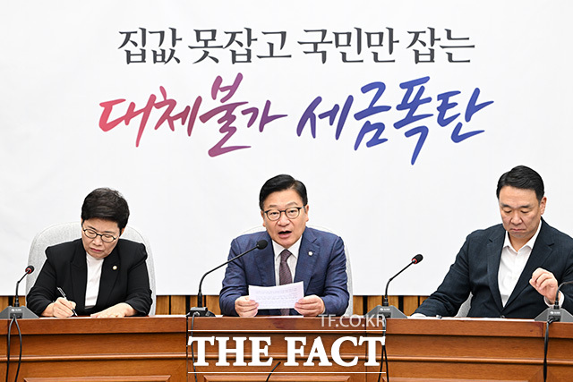 원내대책회의에서 발언하는 정 원내대표(가운데).