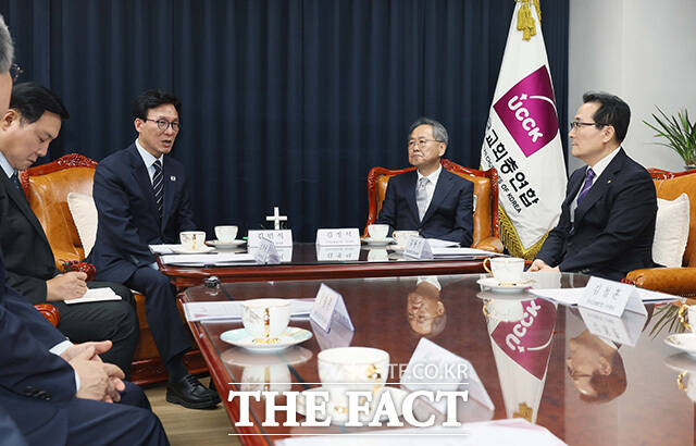 환담 나누는 김민석 대표와 김정석 대표회장. /국회사진기자단