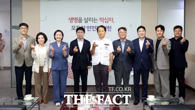 인천시의회 박종혁 의장(왼쪽에서 네 번째)을 비롯한 시의원들이 25일 지역 주요 기관을 방문, 현장 소통을 강화했다. /인천시의회