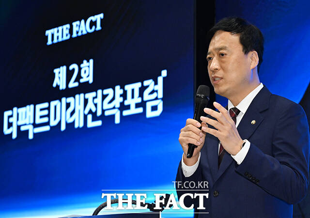 정성국 국민의힘 의원이 25일 오후 서울 마포구 중소기업DMC타워에서 열린 '제2회 더팩트 미래전략포럼'에 참석해 축사를 하고 있다. /박헌우 기자