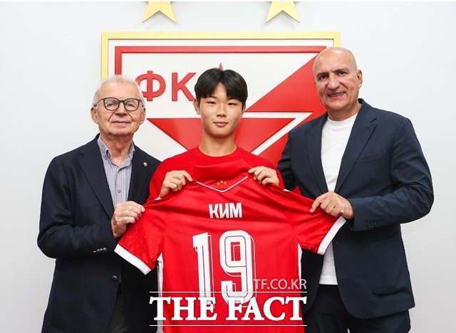 한국축구의 '18세 유망주' 김예건이 25일 세르비아 명문 츠르베나 즈베즈다 입단식을 갖고 있다./츠르베나 즈베즈다