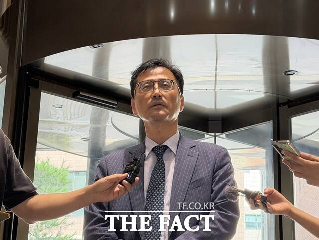 6·3 지방선거 투표용지 부족 사태 등 선거관리위원회를 둘러싼 의혹을 수사하는 이태한 특별검사가 25일 오전 서울 서초구 변호사회관에서 조순열 서울지방변호사회장을 만나기 전 취재진 질의에 답하고 있다. /김해인 기자