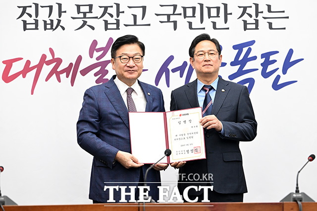 임명장 수여받은 뒤 정 원내대표(왼쪽)와 기념촬영하는 박수영 정책위부의장.