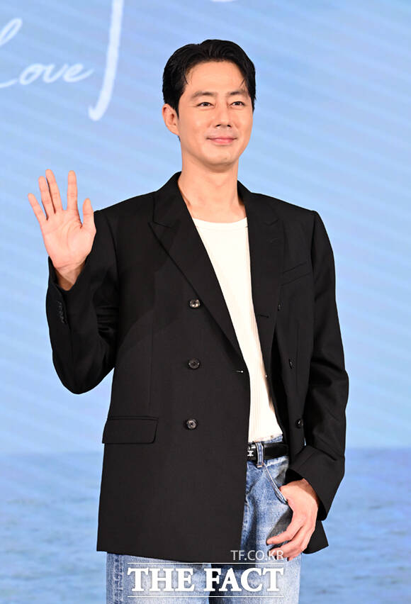 배우 조인성과 조여정, 이창동 감독, 전도연, 설경구(왼쪽부터)가 25일 서울 마포구 호텔 나루 서울 엠갤러리에서 열린 넷플릭스 영화 '가능한 사랑' 제작보고회에 참석해 포즈를 취하고 있다. /이새롬 기자