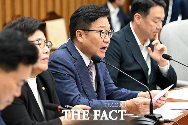 원내대책회의에서 발언하는 정 원내대표(가운데).