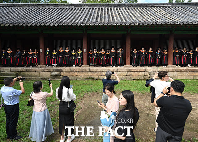 25일 오전 서울 종로구 성균관대학교 대성전에서 졸업생들이 '2026년 여름 학위수여식'에 앞서 성균관대의 전통 의식 고유례(告由禮)를 하고 있다. /박헌우 기자