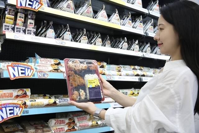 GS리테일이 운영하는 편의점 GS25는 과거 도시락 판매 데이터를 바탕으로 선정한 '넘버원 치킨도시락'을 선보인다고 25일 밝혔다. 옛 고객에게는 추억과 향수를, 최근 고객에게는 새로운 경험을 제공하겠단 취지다. /GS리테일
