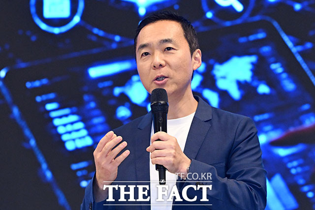 김지현 SK AI위원회 부사장이 25일 오후 서울 마포구 상암동 중소기업DMC타워에서 열린 ‘제2회 더팩트 미래전략 포럼’에서 ‘기업 현장의 AX 현주소와 앞으로의 과제’를 주제로 특별강연하고 있다. /서예원 기자