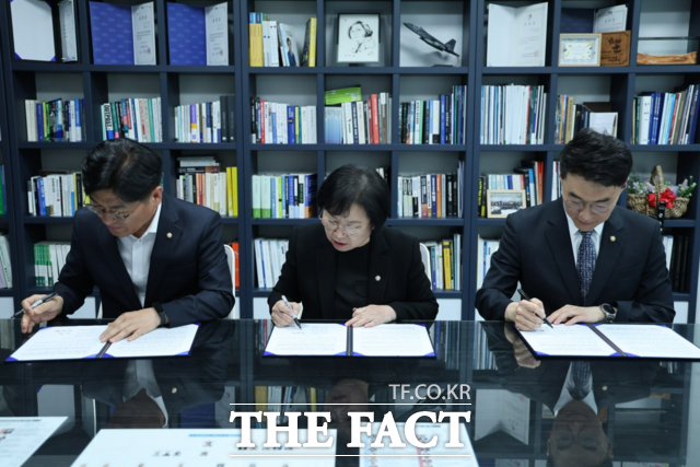 박해철 의원(왼쪽)과 김현 의원(가운데), 김남국 의원(오른쪽)이 공동입장문에 서명을 하고있다. /김현 의원실