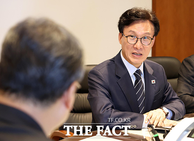 정순택 대주교 예방한 김민석 더불어민주당 대표(왼쪽). /국회사진기자단