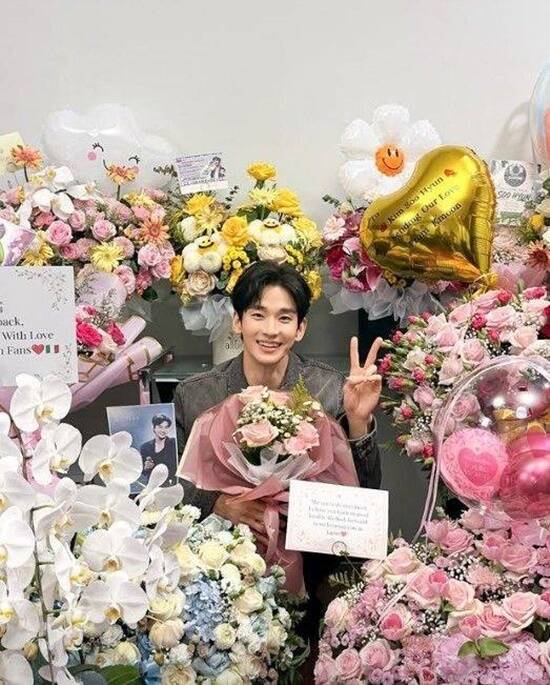 배우 김수현이 약 1년 5개월 만에 공식 석상에 모습을 드러내며 활동 재개에 시동을 걸었다. 김수현은 현지시간 23일 인도네시아 자카르타에서 열린 RCTI 창사 37주년 특집 생방송 ‘마하카르야 RCTI 37’에 스페셜 게스트로 출연했다. /골드메달리스트 인스타