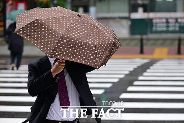 수요일인 26일 전국 대부분 지역에 무더위가 이어지는 가운데 수도권과 강원을 중심으로 비가 내리는 곳이 있겠다. /남윤호 기자