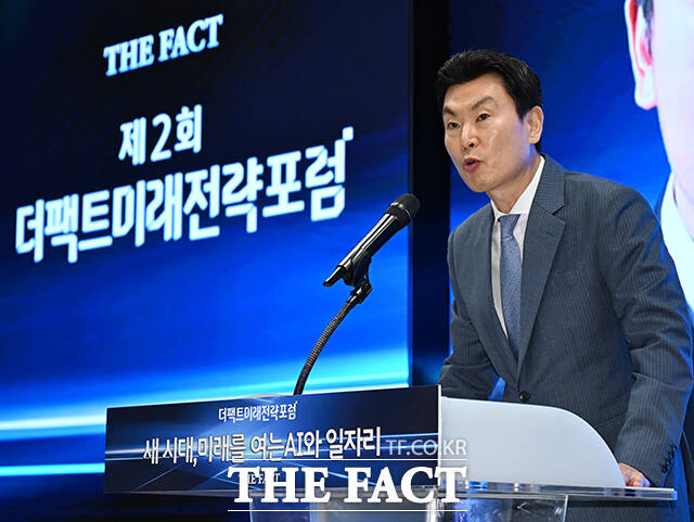 김상규 더팩트 대표이사가 25일 오후 서울 마포구 중소기업DMC타워에서 열린 '제2회 더팩트 미래전략포럼'에 참석해 개회사를 하고 있다. /박헌우 기자