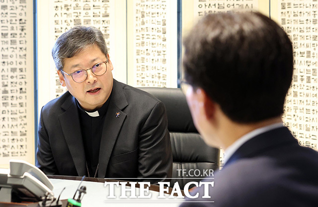 정순택 대주교 예방한 김민석 더불어민주당 대표(왼쪽). /국회사진기자단