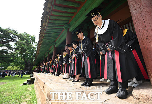 25일 오전 서울 종로구 성균관대학교 대성전에서 졸업생들이 '2026년 여름 학위수여식'에 앞서 성균관대의 전통 의식 고유례(告由禮)를 하고 있다. /박헌우 기자