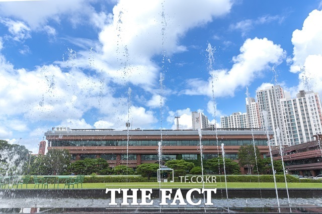 25일 정비업계에 따르면 경기 광명시가 최근 철산·하안택지지구 재건축 단지에 공공임대주택 공급을 요구하면서 주민 반발이 커지고 있다. /광명시