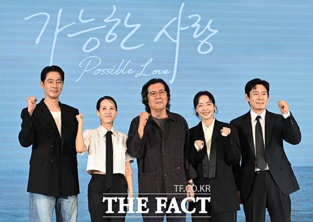배우 조인성과 조여정, 이창동 감독, 전도연 설경구(왼쪽부터)가 25일 서울 마포구 호텔 나루 서울 엠갤러리에서 열린 넷플릭스 영화 '가능한 사랑' 제작보고회에 참석해 포즈를 취하고 있다. /이새롬 기자