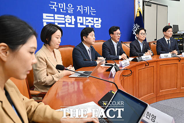 대통합추진단 1차 회의에서 모두발언 하는 김민석 대표(가운데).