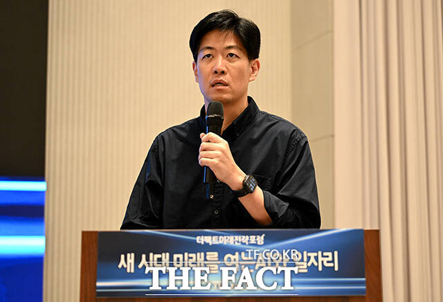 이준 웍스피어 사업운영부문 전무가 25일 오후 서울 마포구 중소기업DMC타워에서 열린 '제2회 더팩트미래전략포럼'에 참석해 'AI로 재편되는 채용 패러다임'을 주제로 특별 강연을 하고 있다. /박상민 기자