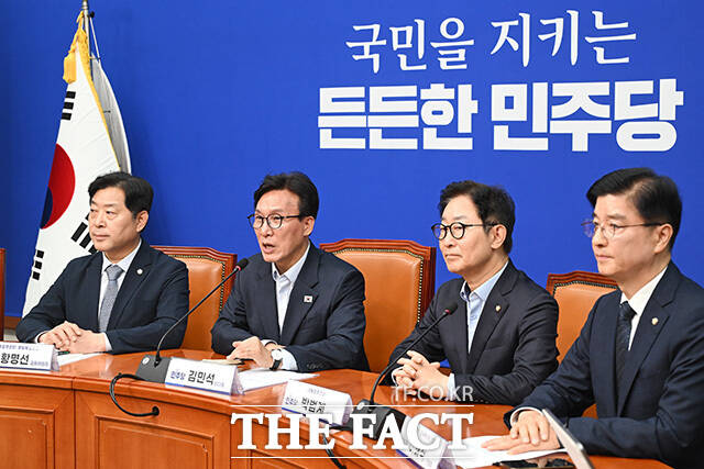 대통합추진단 1차 회의에서 모두발언 하는 김민석 대표(가운데).