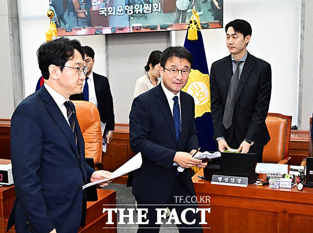 회의장 떠나는 한병도 운영위원장.