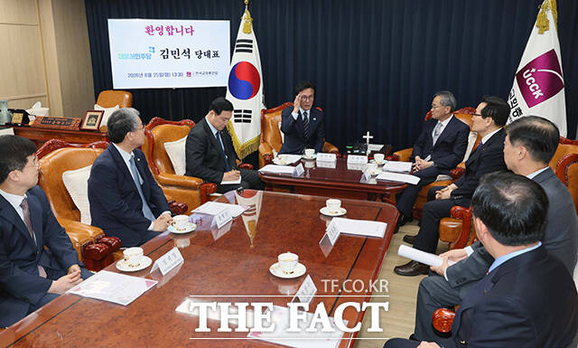 환담 나누는 김민석 대표와 김정석 대표회장. /국회사진기자단