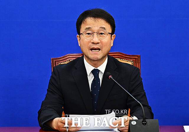 한병도 더불어민주당 원내대표(가운데)가 25일 오전 서울 여의도 국회에서 열린 원내대책회의에 참석해 모두발언을 하고 있다. /국회=배정한 기자