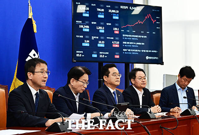 한병도 더불어민주당 원내대표(가운데)가 25일 오전 서울 여의도 국회에서 열린 원내대책회의에 참석해 모두발언을 하고 있다. /국회=배정한 기자