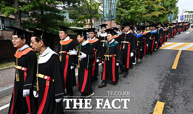 25일 오전 서울 종로구 성균관대학교 대성전에서 졸업생들이 '2026년 여름 학위수여식'에 앞서 성균관대의 전통 의식 고유례(告由禮)를 하고 있다. /박헌우 기자