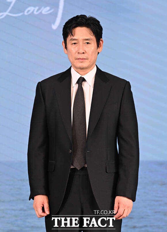 배우 조인성과 조여정, 이창동 감독, 전도연, 설경구(왼쪽부터)가 25일 서울 마포구 호텔 나루 서울 엠갤러리에서 열린 넷플릭스 영화 '가능한 사랑' 제작보고회에 참석해 포즈를 취하고 있다. /이새롬 기자