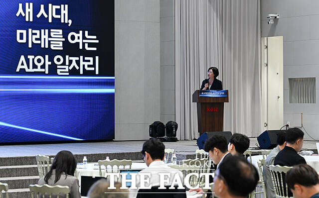 임영미 고용노동부 고용정책실장이 25일 오후 서울 마포구 중소기업DMC타워에서 열린 '제2회 더팩트 미래전략포럼'에 참석해 'AI 시대 고용안전망 강화와 인재 양성'에 대한 주제로 특별 강연을 펼치고 있다. /박헌우 기자