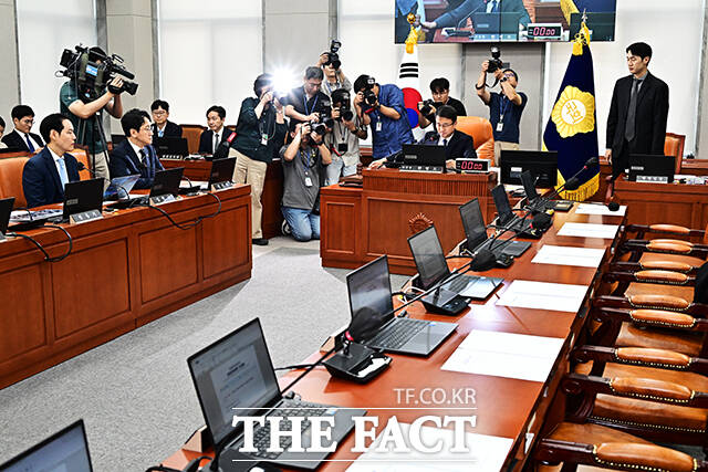'국회의원 이진숙 제명 촉구 결의안' 가결을 선언하는 한병도 운영위원장.