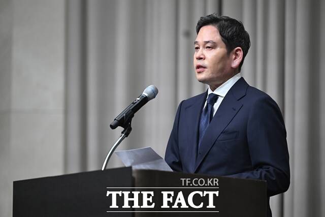 25일 한국거래소에 따르면 이날 오전 11시 18분 기준 이마트는 전 거래일 대비 0.96% 하락한 7만1900원에 거래되고 있다. 정용진 신세계그룹 회장이 5월 26일 서울 강남구 조선팰리스 호텔에서 스타벅스 마케팅 논란과 관련해 대국민 사과하고 있다. /남윤호 기자