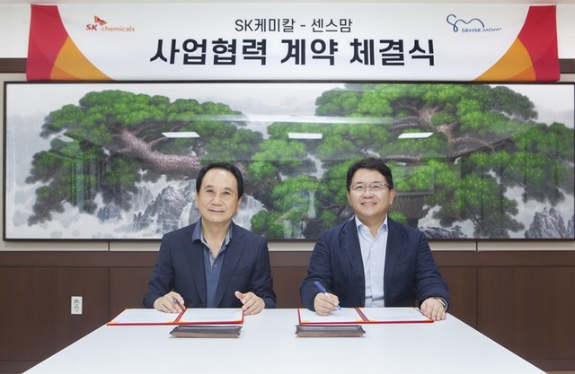 지난 24일 인천광역시 센스맘 본사에서 열린 'SK케미칼-센스맘 사업협력 계약식'에서 강경모 센스맘 대표이사(왼쪽)과 김응수 SK케미칼 그린소재사업본부 본부장이 기념 촬영하고 있다. /SK케미칼